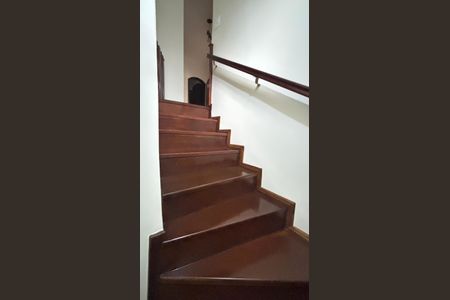 Casa à venda com 255m², 4 quartos e 3 vagas Casa à venda com 255m², 4 quartos e 3 vagasEscada