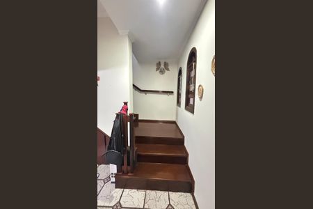 Casa à venda com 255m², 4 quartos e 3 vagas Casa à venda com 255m², 4 quartos e 3 vagasEscada