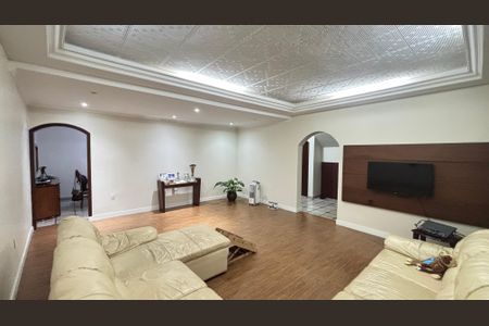 Casa à venda com 255m², 4 quartos e 3 vagas Casa à venda com 255m², 4 quartos e 3 vagasSala