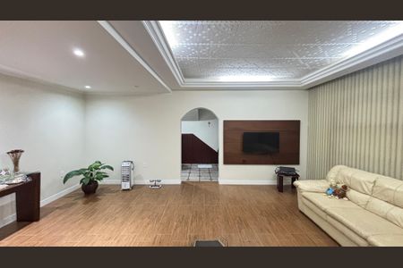 Casa à venda com 255m², 4 quartos e 3 vagas Casa à venda com 255m², 4 quartos e 3 vagasSala