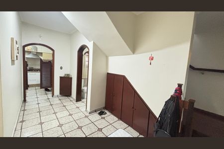 Casa à venda com 255m², 4 quartos e 3 vagas Casa à venda com 255m², 4 quartos e 3 vagasCorredor