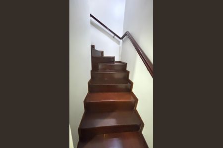 Casa à venda com 255m², 4 quartos e 3 vagas Casa à venda com 255m², 4 quartos e 3 vagasEscada