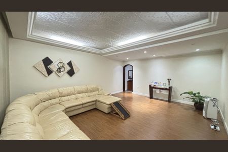 Casa à venda com 255m², 4 quartos e 3 vagas Casa à venda com 255m², 4 quartos e 3 vagasSala