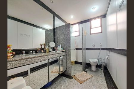 Apartamento à venda com 187m², 4 quartos e 3 vagasBanheiro 