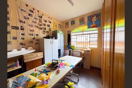 Casa à venda com 250m², 3 quartos e 4 vagas Casa à venda com 250m², 3 quartos e 4 vagasQuarto 2