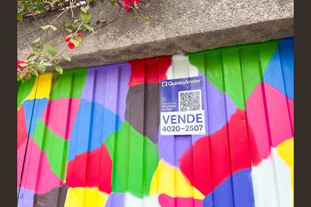 Casa à venda com 250m², 3 quartos e 4 vagas Casa à venda com 250m², 3 quartos e 4 vagasFachada e placa