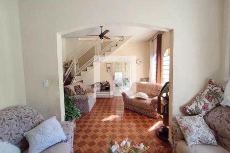 Casa à venda com 230m², 3 quartos e 4 vagas Casa à venda com 230m², 3 quartos e 4 vagasSala de Estar