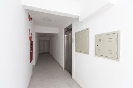 Apartamento para alugar com 47m², 2 quartos e 1 vaga Apartamento para alugar com 47m², 2 quartos e 1 vagaHall - Elevador
