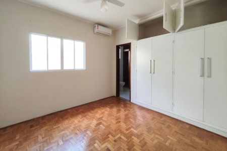 Casa à venda com 225m², 4 quartos e 3 vagasSuíte