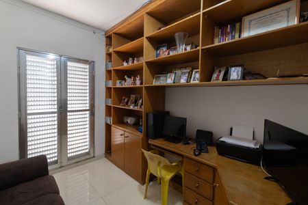 Casa à venda com 150m², 4 quartos e 2 vagas Casa à venda com 150m², 4 quartos e 2 vagasEscritório