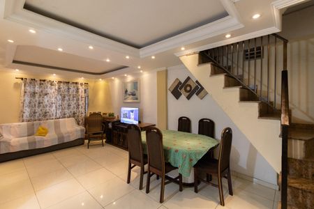 Casa à venda com 150m², 4 quartos e 2 vagas Casa à venda com 150m², 4 quartos e 2 vagasSala