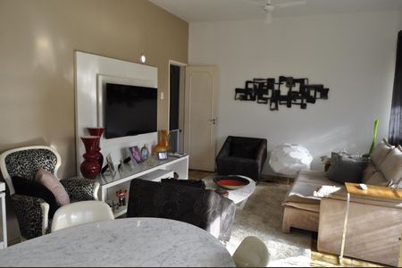 Casa à venda com 260m², 4 quartos e 6 vagasSala