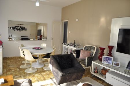 Casa à venda com 260m², 4 quartos e 6 vagasSala