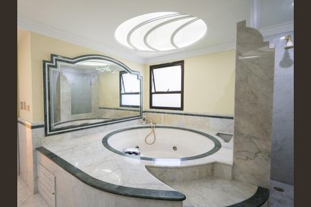 Apartamento à venda com 378m², 4 quartos e 5 vagasBanheiro 