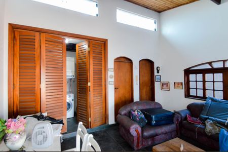 Casa à venda com 240m², 3 quartos e 3 vagasÁrea de Serviço