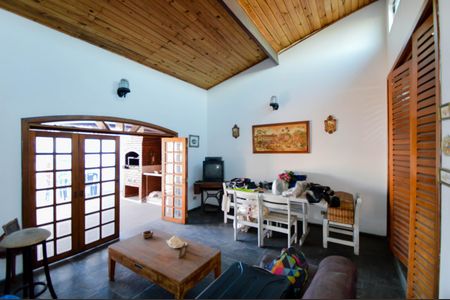 Casa à venda com 240m², 3 quartos e 3 vagasÁrea de Serviço