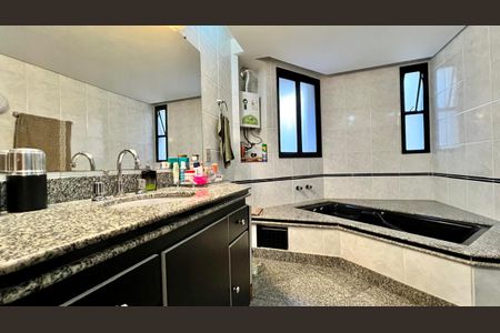 Apartamento à venda com 240m², 4 quartos e 3 vagasBanheiro da Suíte