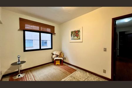 Apartamento à venda com 240m², 4 quartos e 3 vagasSala de TV