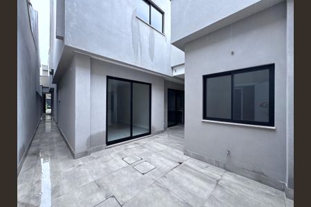 Casa de condomínio à venda com 510m², 5 quartos e 2 vagas Casa de condomínio à venda com 510m², 5 quartos e 2 vagasÁrea Externa