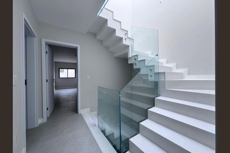 Casa de condomínio à venda com 510m², 5 quartos e 2 vagas Casa de condomínio à venda com 510m², 5 quartos e 2 vagasEscada