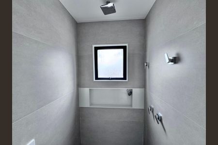 Casa de condomínio à venda com 510m², 5 quartos e 2 vagas Casa de condomínio à venda com 510m², 5 quartos e 2 vagasBanheiro da Suíte 2