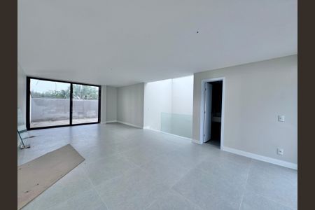 Casa de condomínio à venda com 510m², 5 quartos e 2 vagas Casa de condomínio à venda com 510m², 5 quartos e 2 vagasSala 2