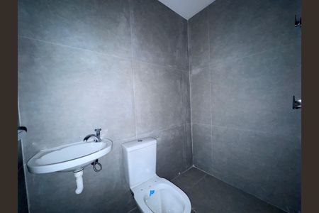 Casa de condomínio à venda com 510m², 5 quartos e 2 vagas Casa de condomínio à venda com 510m², 5 quartos e 2 vagasBanheiro de Serviço