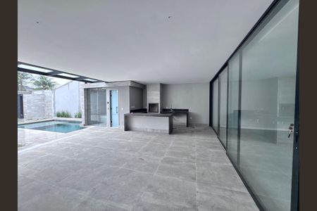 Casa de condomínio à venda com 510m², 5 quartos e 2 vagas Casa de condomínio à venda com 510m², 5 quartos e 2 vagasÁrea Externa