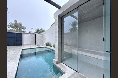 Casa de condomínio à venda com 510m², 5 quartos e 2 vagas Casa de condomínio à venda com 510m², 5 quartos e 2 vagasÁrea Externa