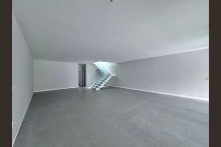 Casa de condomínio à venda com 510m², 5 quartos e 2 vagas Casa de condomínio à venda com 510m², 5 quartos e 2 vagasSala 1