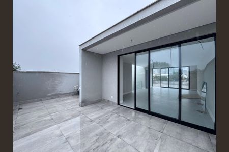 Casa de condomínio à venda com 510m², 5 quartos e 2 vagas Casa de condomínio à venda com 510m², 5 quartos e 2 vagasTerraço