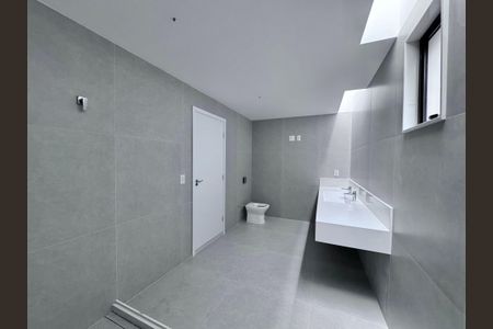 Casa de condomínio à venda com 510m², 5 quartos e 2 vagas Casa de condomínio à venda com 510m², 5 quartos e 2 vagasBanheiro da Suíte 1