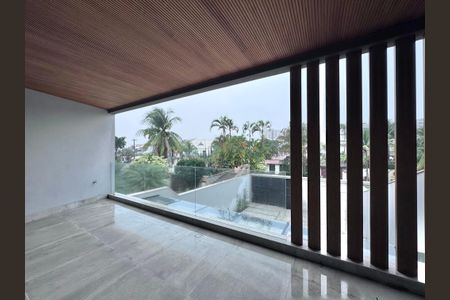 Casa de condomínio à venda com 510m², 5 quartos e 2 vagas Casa de condomínio à venda com 510m², 5 quartos e 2 vagasVaranda da Suíte 1