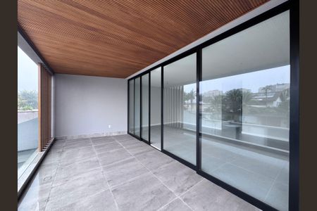 Casa de condomínio à venda com 510m², 5 quartos e 2 vagas Casa de condomínio à venda com 510m², 5 quartos e 2 vagasVaranda da Suíte 1