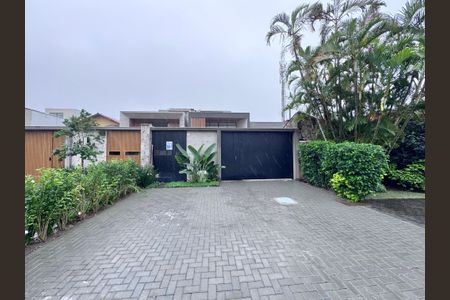 Casa de condomínio à venda com 510m², 5 quartos e 2 vagas Casa de condomínio à venda com 510m², 5 quartos e 2 vagasFachada