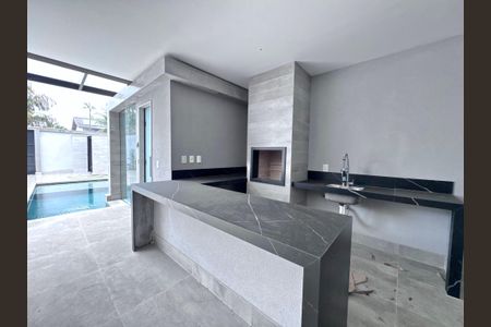 Casa de condomínio à venda com 510m², 5 quartos e 2 vagas Casa de condomínio à venda com 510m², 5 quartos e 2 vagasÁrea Externa