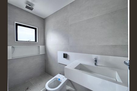 Casa de condomínio à venda com 510m², 5 quartos e 2 vagas Casa de condomínio à venda com 510m², 5 quartos e 2 vagasBanheiro da Suíte 3