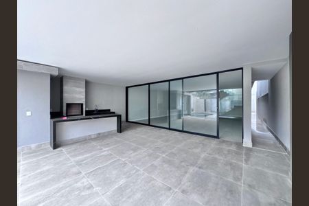 Casa de condomínio à venda com 510m², 5 quartos e 2 vagas Casa de condomínio à venda com 510m², 5 quartos e 2 vagasÁrea Externa