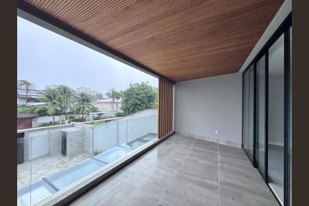 Casa de condomínio à venda com 510m², 5 quartos e 2 vagas Casa de condomínio à venda com 510m², 5 quartos e 2 vagasVaranda da Suíte 1