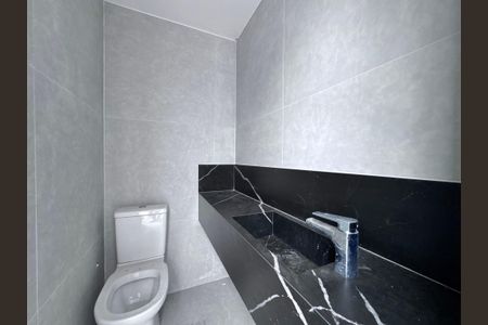 Casa de condomínio à venda com 510m², 5 quartos e 2 vagas Casa de condomínio à venda com 510m², 5 quartos e 2 vagasBanheiro da Área Externa