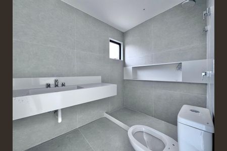 Casa de condomínio à venda com 510m², 5 quartos e 2 vagas Casa de condomínio à venda com 510m², 5 quartos e 2 vagasBanheiro