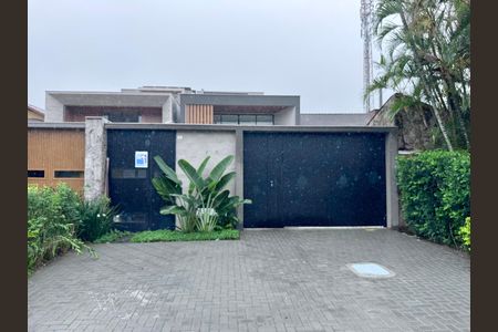 Casa de condomínio à venda com 510m², 5 quartos e 2 vagas Casa de condomínio à venda com 510m², 5 quartos e 2 vagasFachada