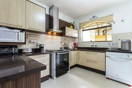 Casa à venda com 366m², 4 quartos e 6 vagas