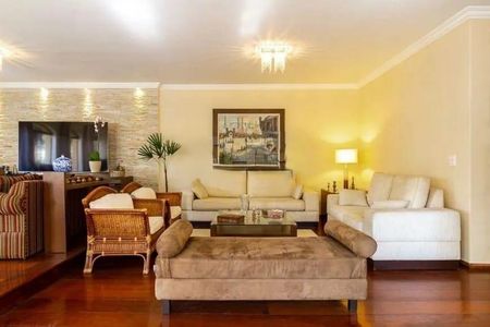 Casa à venda com 366m², 4 quartos e 6 vagas