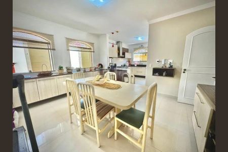 Casa à venda com 366m², 4 quartos e 6 vagas