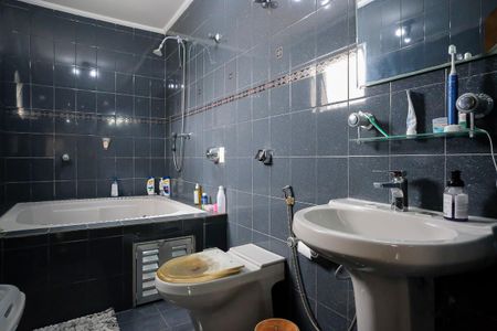 Casa à venda com 255m², 4 quartos e 7 vagasBanheiro da suíte