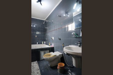 Casa à venda com 255m², 4 quartos e 7 vagasBanheiro da suíte