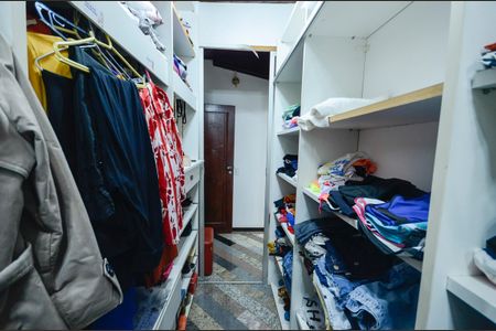 Casa à venda com 460m², 4 quartos e 4 vagas Casa à venda com 460m², 4 quartos e 4 vagasCloset da suíte