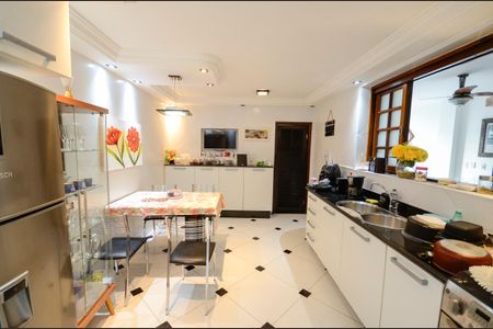 Casa à venda com 460m², 4 quartos e 4 vagas Casa à venda com 460m², 4 quartos e 4 vagasCozinha