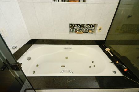 Casa à venda com 460m², 4 quartos e 4 vagas Casa à venda com 460m², 4 quartos e 4 vagasBanheiro da Suíte